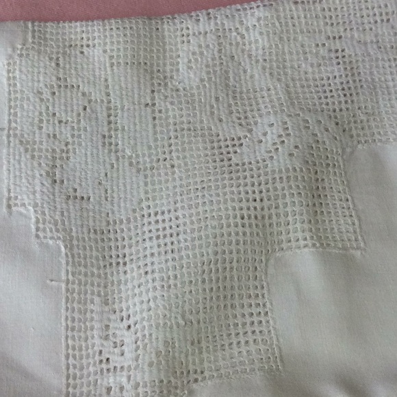 FINAL SALE PRICE Vintage Lace Insert Tablecloth/Topper - Picture 3 of 5